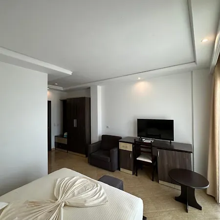 מלון Hotel Zverneci Zverneci